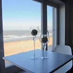 Modern appartement op de zeedijk met 2 slaapkamers te Oostende